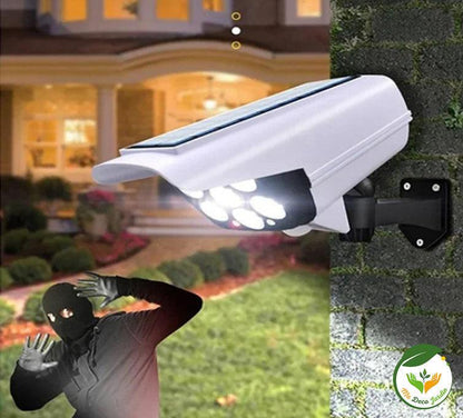 Projecteur LED solaire monté sur un mur, éclairant un jardin et dissuadant les intrus avec sa lumière puissante.