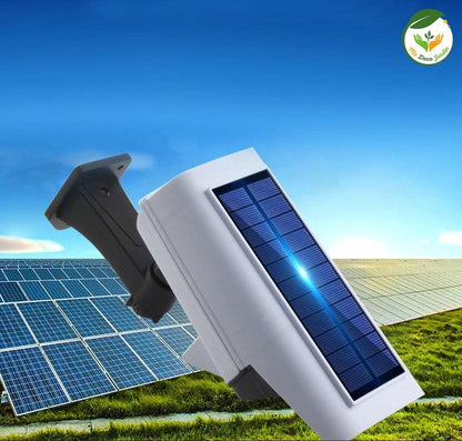 Projecteur LED solaire MeeToo™ monté sur un mur, rayonnant sous un ciel bleu, idéal pour éclairer les jardins.