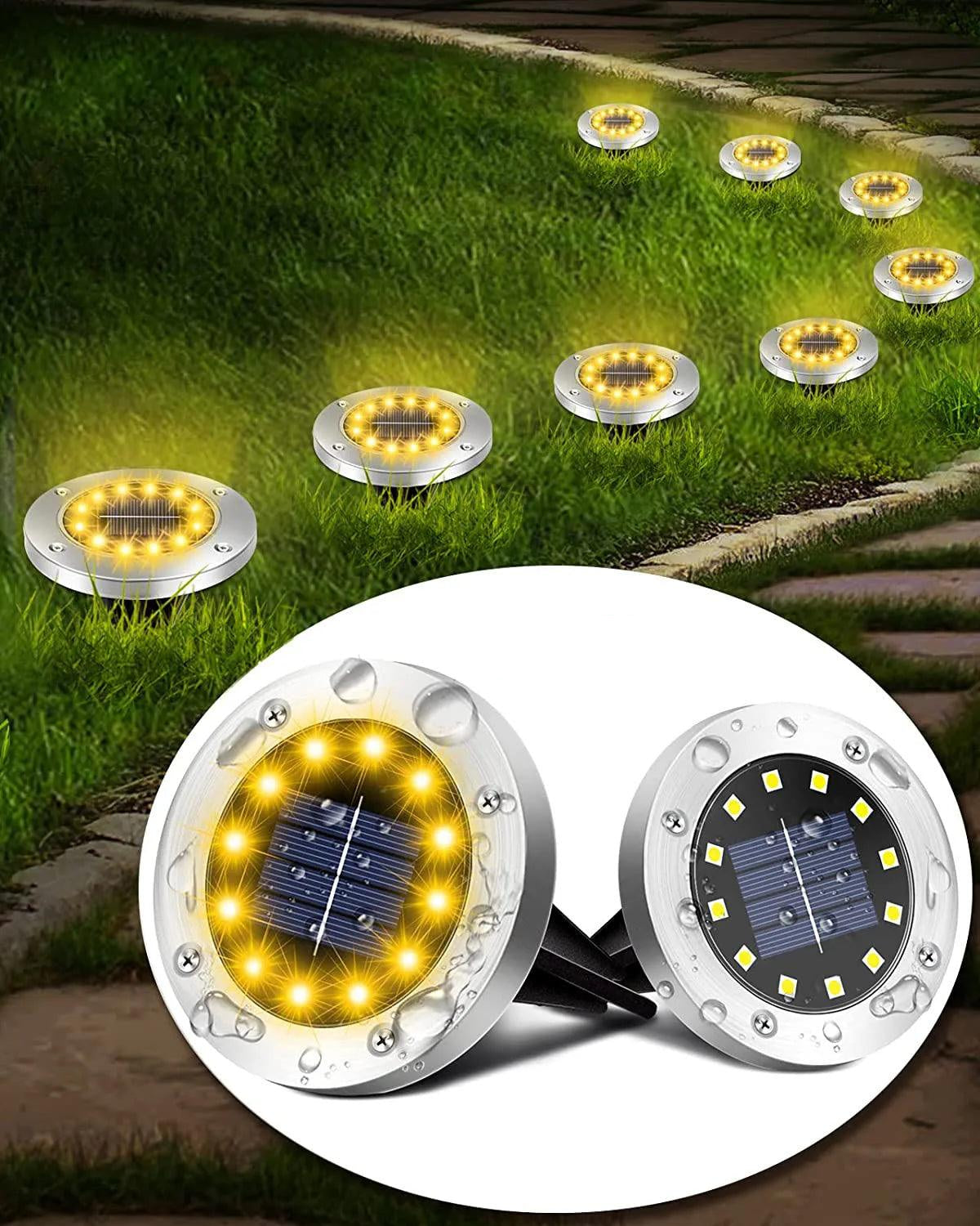 Projecteurs LED pour gazon installés dans un jardin, avec lumière jaune chaleureuse et design moderne