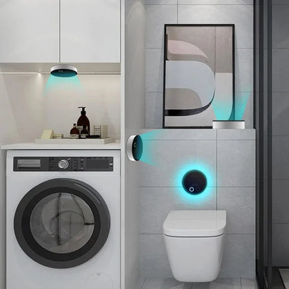 Purificateur d'air intelligent installé dans une salle de bain moderne, améliorant la qualité de l'air et le confort