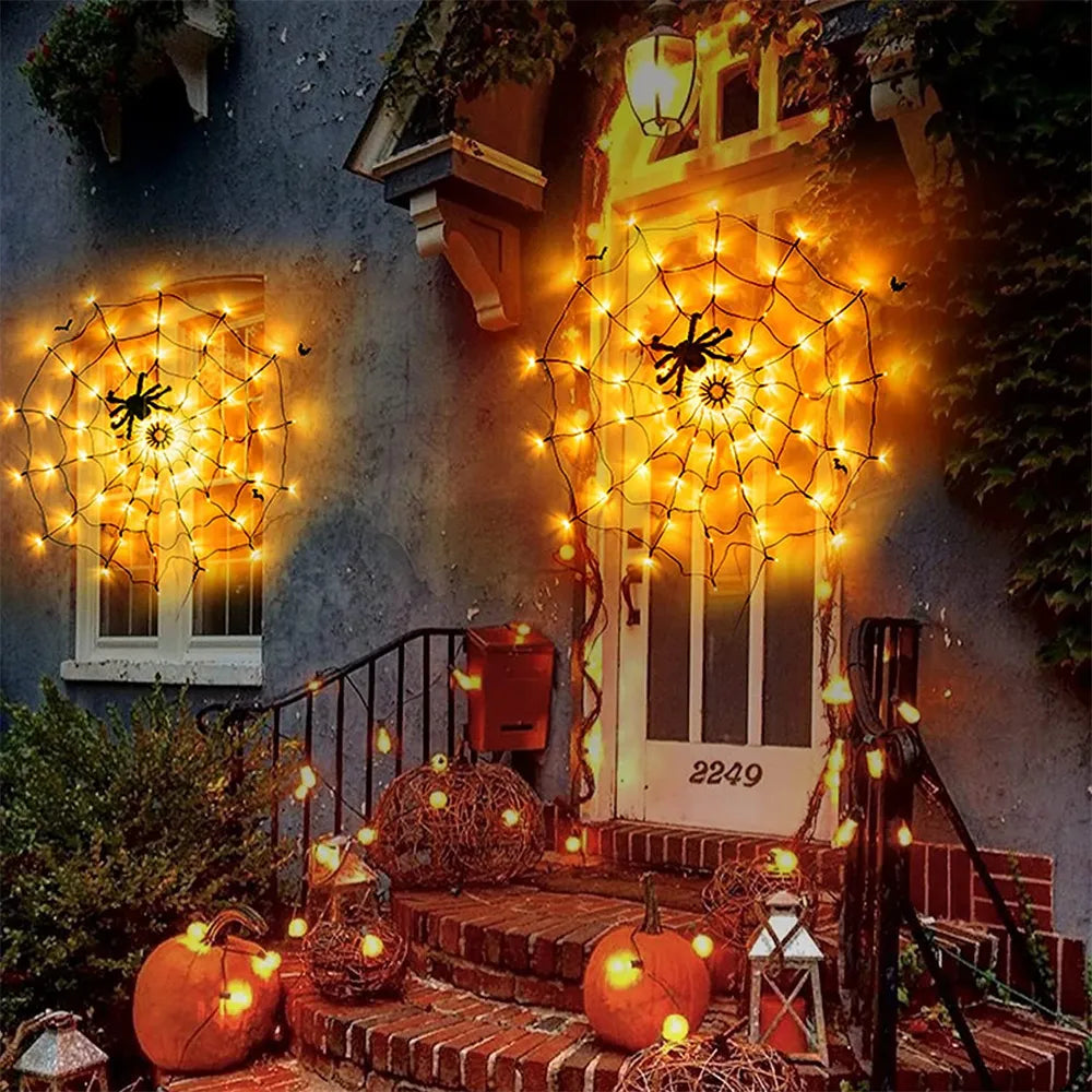 Guirlande lumineuse Halloween avec toile d'araignée solaire illuminant l'entrée de maison avec des citrouilles décoratives