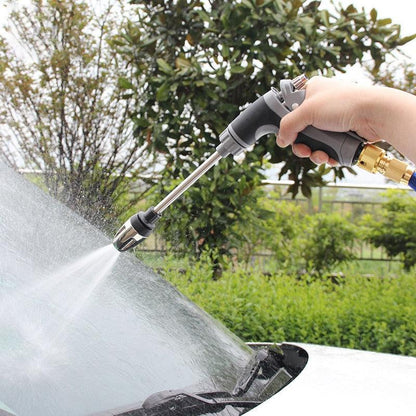 Pistolet eau haute pression portable en action, pulvérisant de l'eau sur un pare-brise pour un nettoyage efficace et rapide.