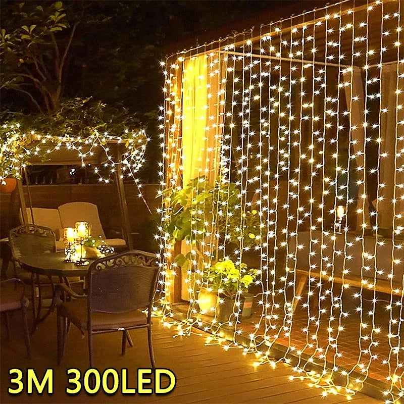 Guirlande LED jardin lumineuse avec 300 ampoules sur une terrasse, ajoutant une ambiance chaleureuse et festive