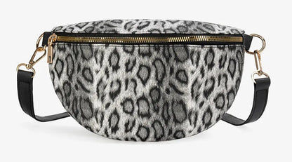 Sac banane tendance femme en pelage léopard élégant, idéal pour ajouter une touche de style à votre tenue quotidienne