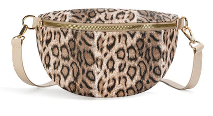 Sac banane tendance femme en motif léopard avec une fermeture éclair dorée et une bandoulière élégante