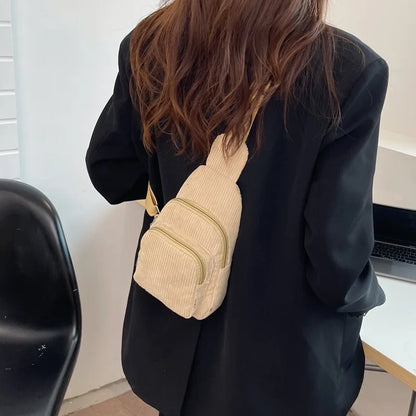 Sac bandoulière tendance pour femme en velours côtelé crème, parfait accessoire de mode pour femme au quotidien