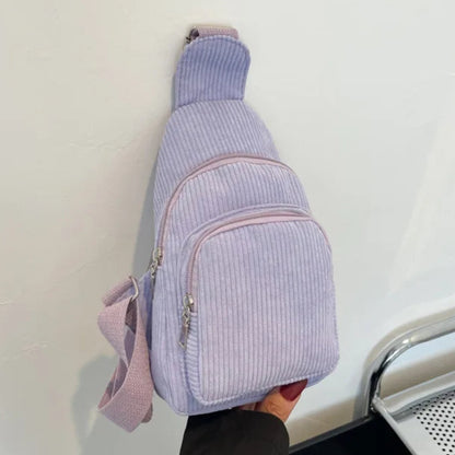 Sac bandoulière femme tendance en velours lilas avec poches multiples, un accessoire de mode pour femme chic et pratique
