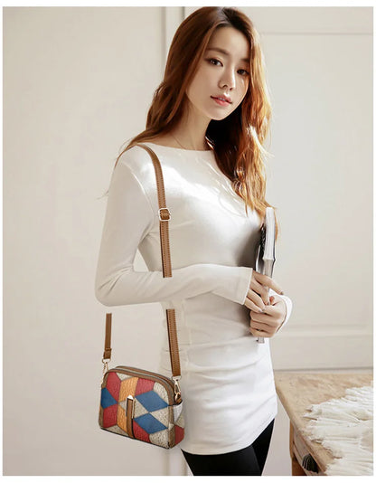 Sac bandoulière femme chic avec un design géométrique coloré, parfait pour compléter les accessoires mode femme chic