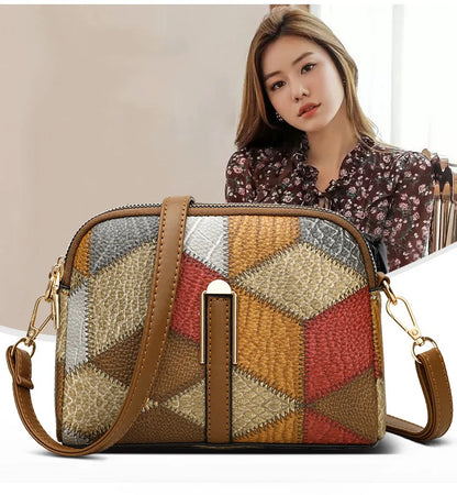 Sac bandoulière femme au style chic avec motifs géométriques colorés, parfait pour les accessoires mode femme chic