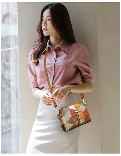 Sac bandoulière femme chic avec motif géométrique coloré, accessoire mode femme chic parfait pour toutes occasions.