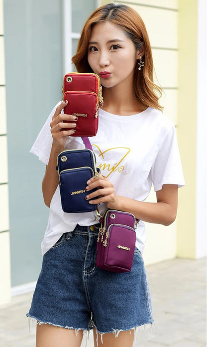 Femme posant avec plusieurs sacs pratiques femme pour sorties dans des couleurs tendance, parfaits pour un look casual.