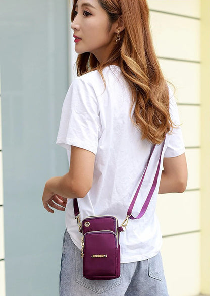 Sac pratique femme pour sorties en violet, avec bandoulière élégante et design décontracté, idéal pour des sorties stylées.