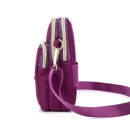 Sac pratique femme pour sorties en violet avec fermetures éclair dorées et bandoulière pour un style décontracté