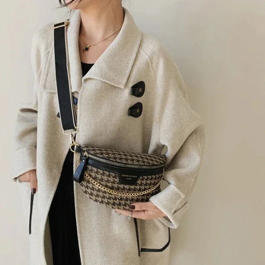 Sac femme petit format chic avec chaîne, porté sur l'épaule, avec motif à chevrons et détails en cuir.