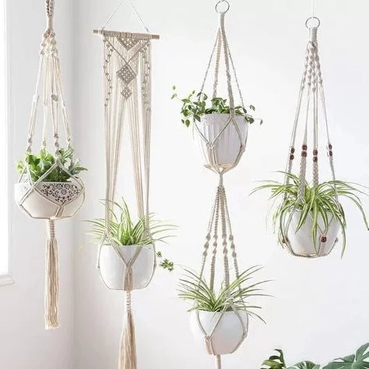 Support pot de fleur suspendu en macramé avec des plantes vertes, ajoutant une touche esthétique à votre intérieur