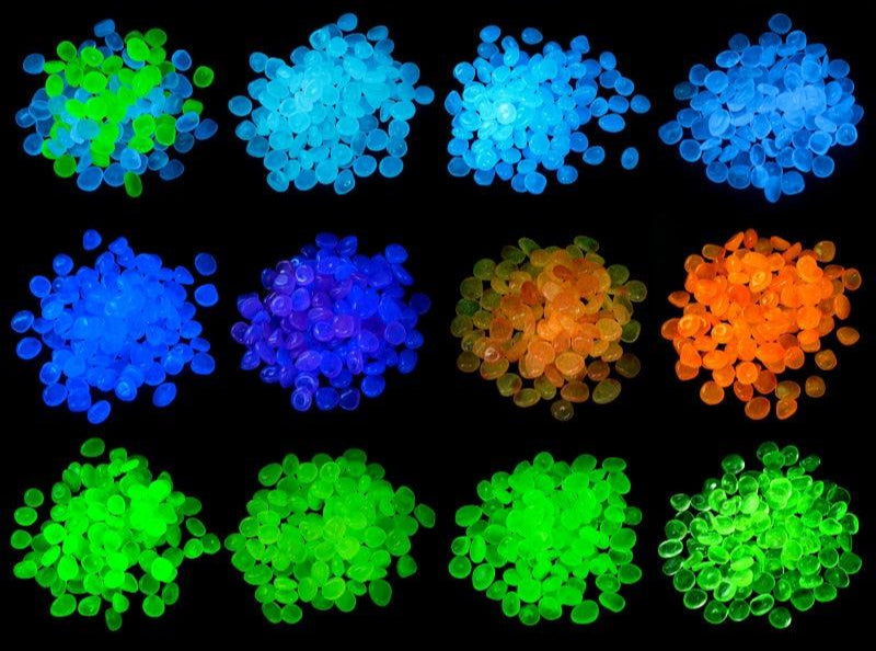 Différentes pierres scintillantes decoratives dans une variété de couleurs vives pour créer une ambiance éclairee.