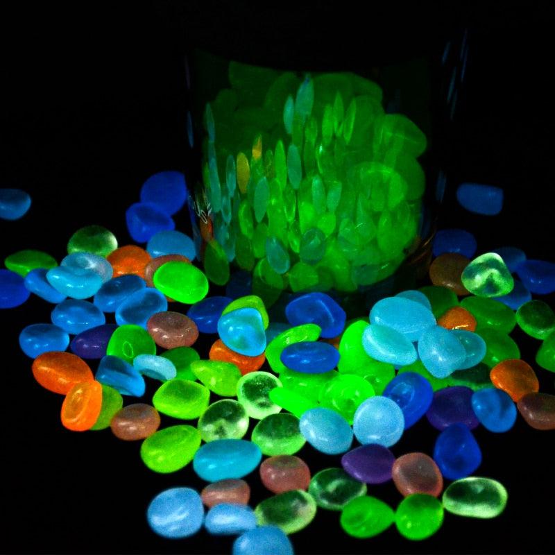 Pierres scintillantes decoratives multicolores brillent sous la lumière, parfaites pour une ambiance éclairée.