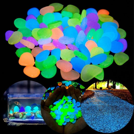 Un mélange coloré de pierres scintillantes decoratives lumineuses dans un décor sombre, parfait pour embellir votre espace