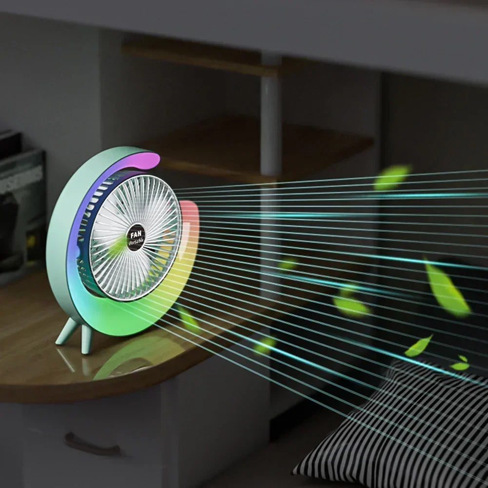 Ventilateur portable FUN-Portable sur une table, émettant une lumière multicolore tout en ventilant divers éléments avec un design moderne