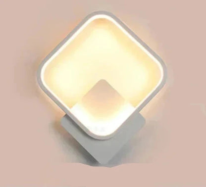 Applique murale LED moderne en forme de carré, avec une lumière douce émise sur un mur, idéale pour une chambre contemporaine