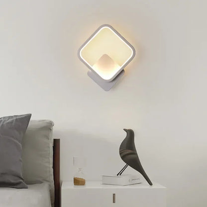 Applique murale LED moderne en forme de losange, ajoutant une touche contemporaine à la chambre avec un éclairage doux