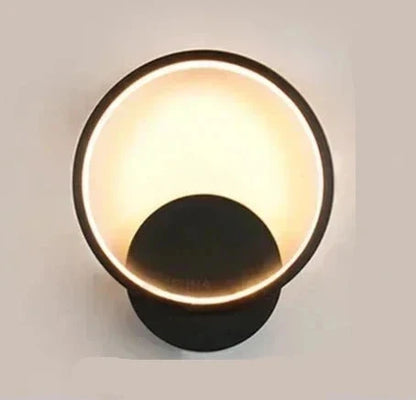 Applique murale LED moderne avec un design circulaire noir et un éclairage doux, idéale pour décorer votre chambre.