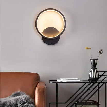 Applique murale LED moderne en cercle élégant, ajoutant une touche contemporaine à la décoration de la chambre