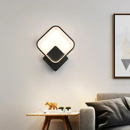 Applique murale LED moderne avec un design géométrique élégant, idéale pour sublimer votre chambre.