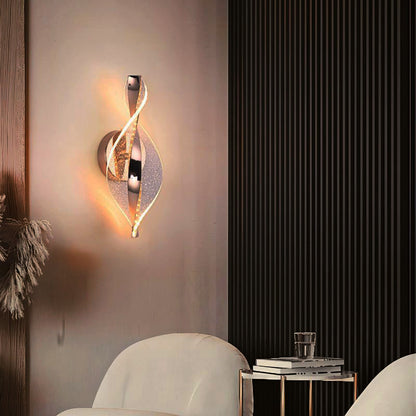 Applique murale nordique élégante en forme de spirale, diffuse une lumière chaleureuse et moderne sur un mur contemporain