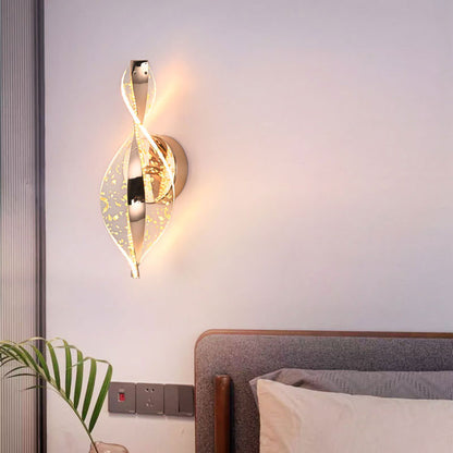 Applique murale nordique élégante avec design en spirale dorée, idéale pour la chambre à coucher.