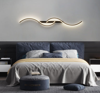 Applique murale moderne chambre à LED design avec courbes élégantes au-dessus d'un lit contemporain