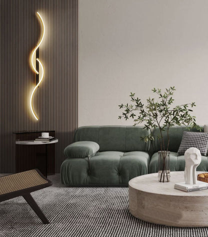 Applique murale moderne chambre avec un design fluide en lumière dorée, ajoutant une touche élégante au décor contemporain.