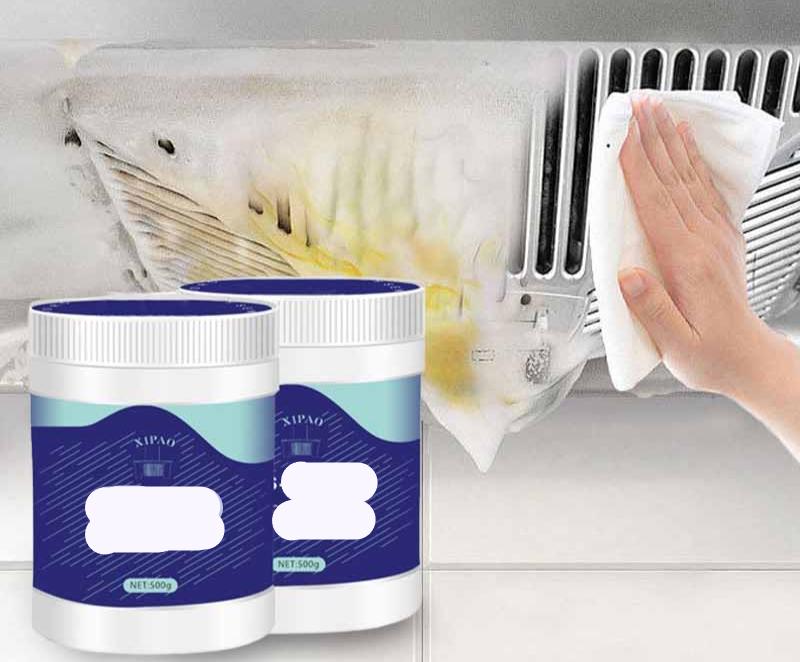 Produit degraissant 50g en action sur une grille, eliminant efficacement la saleté et les résidus pour un nettoyage optimal