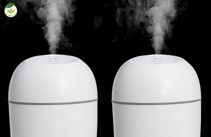 Deux diffuseurs huiles essentielles blancs dégageant de la vapeur, parfaits pour une ambiance relaxante à la maison