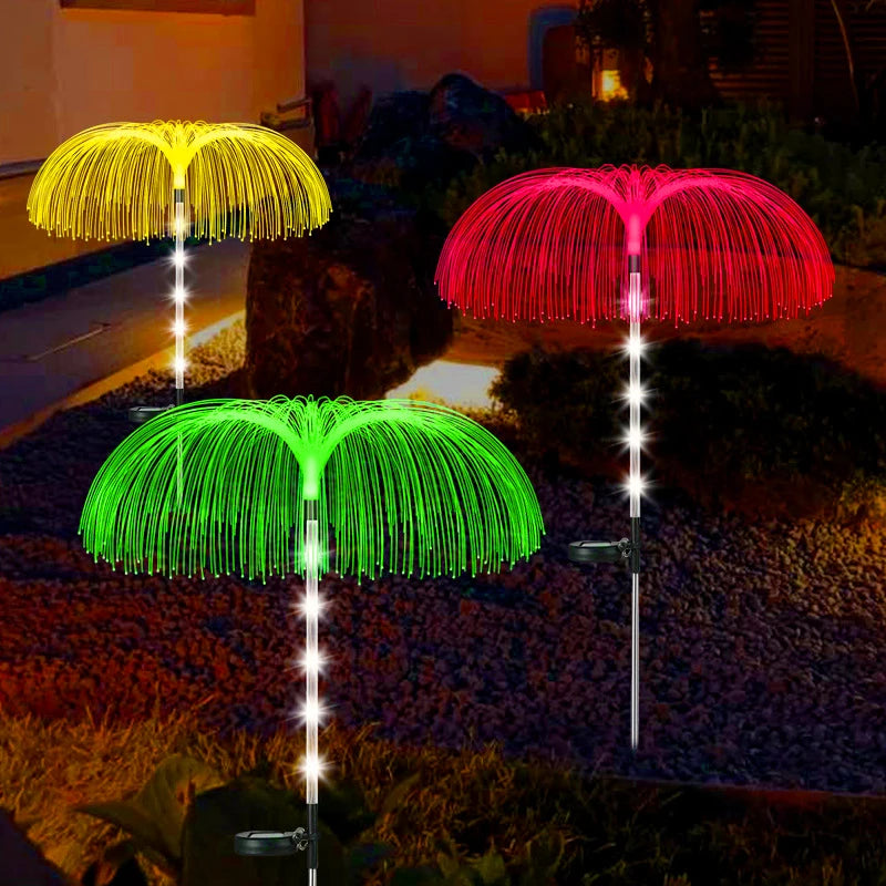 Guirlande lumineuse jardin colorée avec des lumières jaunes, vertes et rouges créant une ambiance festive dans le jardin