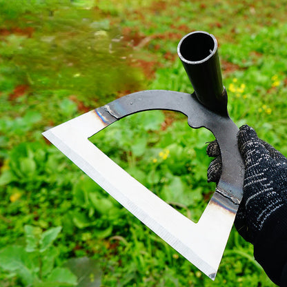 Houe de jardinage professionnelle en métal tenue dans une main, sur un fond de jardin verdoyant