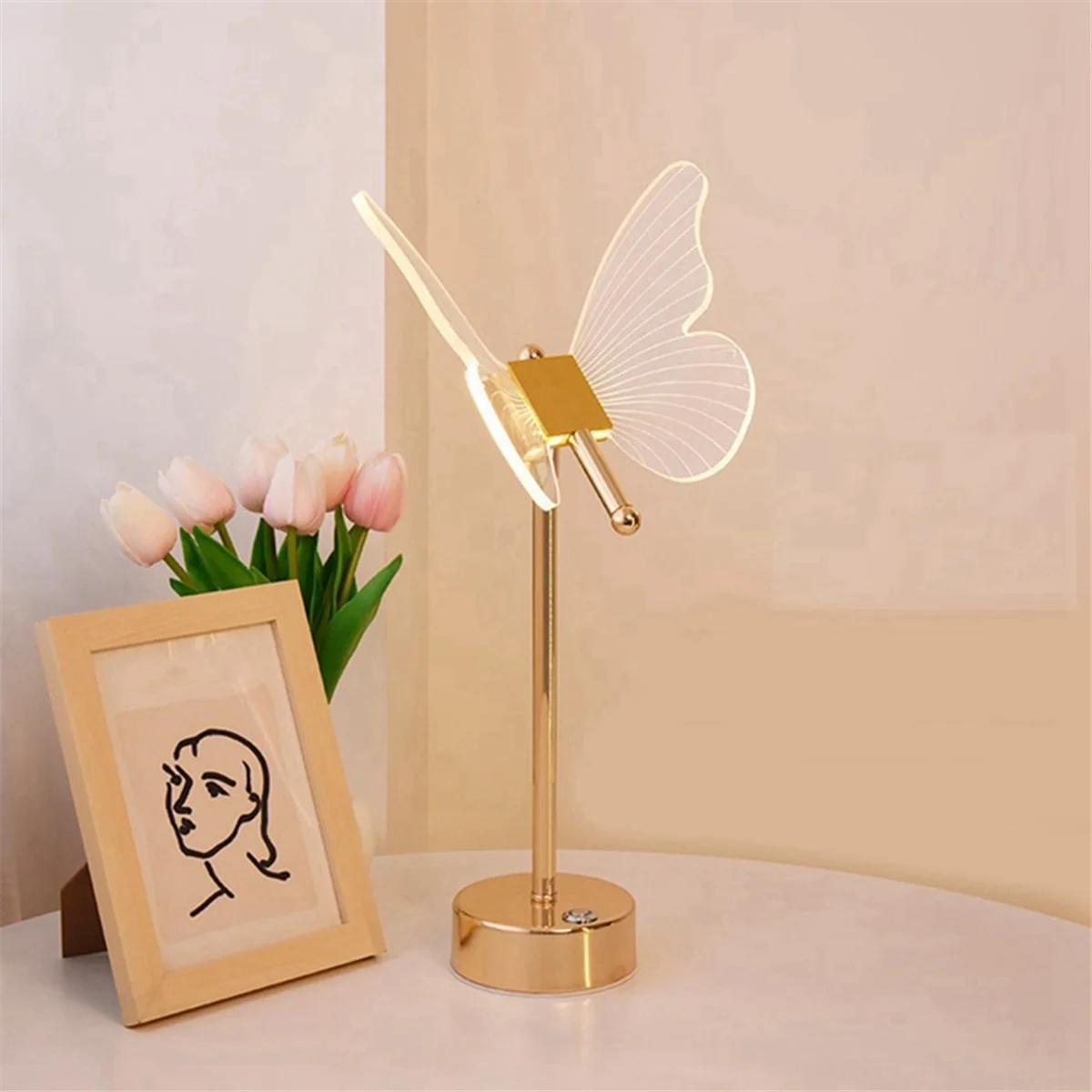 Lampe de chevet papillon en or avec design élégant et lumineux, parfaite pour décorer votre espace