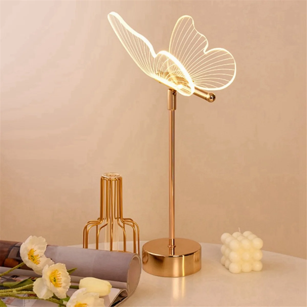 Lampe de chevet papillon en métal doré avec un design lumineux élégant, idéale pour décorer une chambre