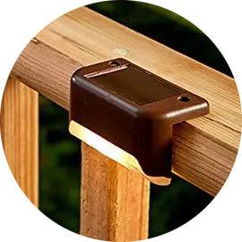 Lampe LED exterieure installée sur une balustrade en bois, offrant un éclairage doux pour une terrasse accueillante