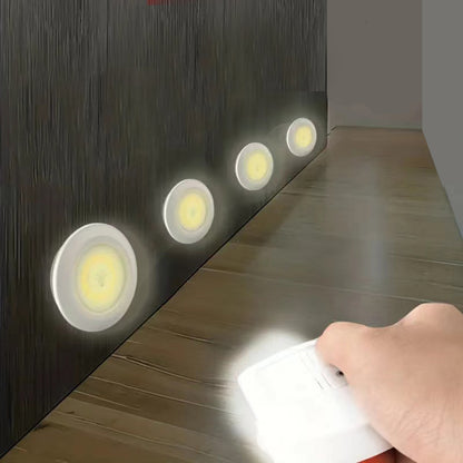 Set de 6 lampes LED dimmables pour cuisine avec télécommande, installées sur un mur en bois