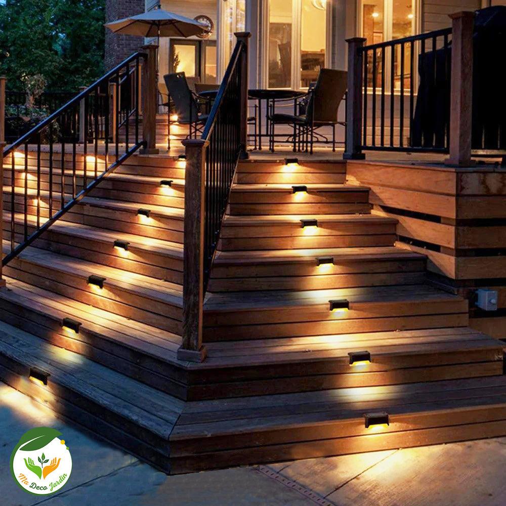 Lampe LED exterieure installée sur les marches en bois d'une terrasse, offrant un éclairage chaleureux pour un espace extérieur accueillant
