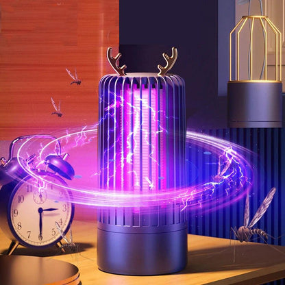 Lampe anti moustique écologique avec design en forme de cerf, émettant une lumière violette et des éclairs, idéale pour éloigner les insectes.