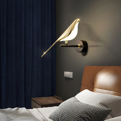 Applique murale LED design en forme d'oiseau élégant fixée au mur près d'un lit