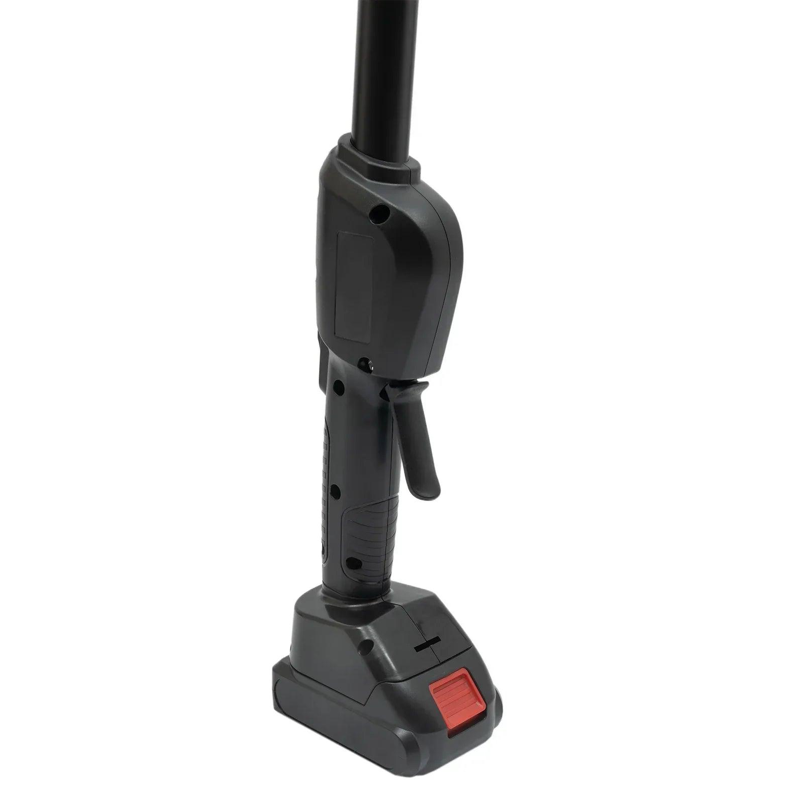 Détail de la mini tronçonneuse télescopique avec un design ergonomique, pratique pour l'entretien du jardin.