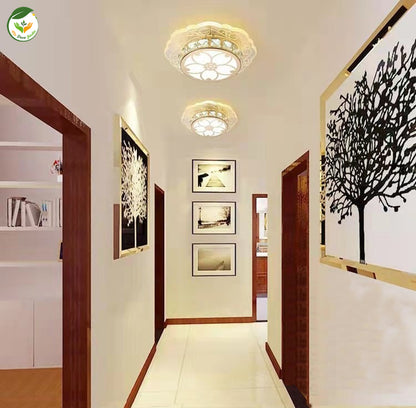 Plafonnier LED créatif pour décoration intérieure moderne, offrant un éclairage élégant dans un couloir avec des œuvres d'art murales.