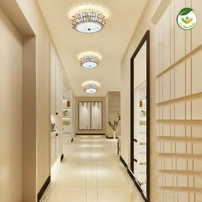 Plafonnier LED créatif en décoration intérieure moderne, illuminant un couloir élégant avec un style contemporain.