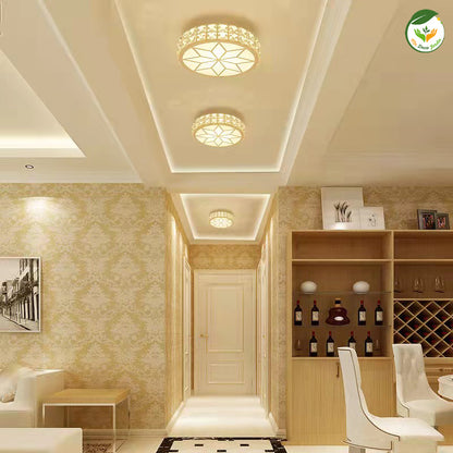 Plafonnier decoration interieure moderne avec design créatif, éclairant un couloir élégant et contemporain.