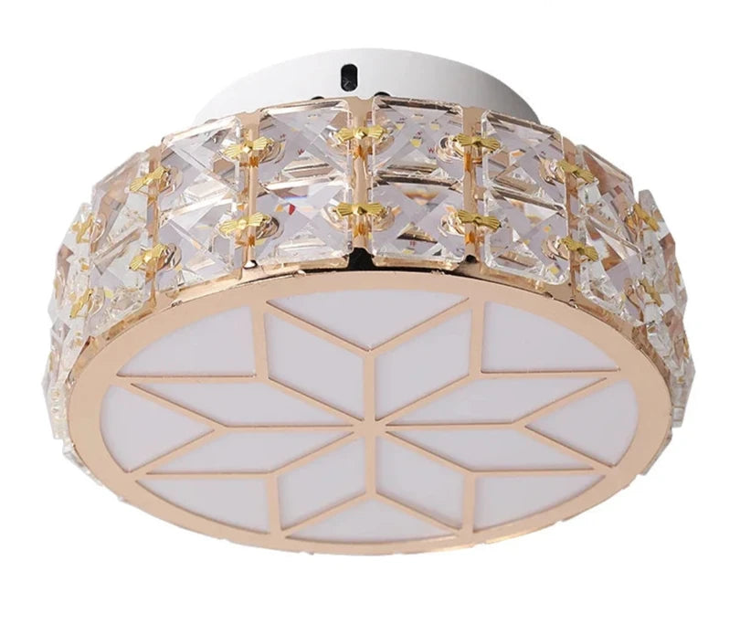 Plafonnier LED cristal design élégant avec un cadre doré et des détails en cristal pour une décoration moderne