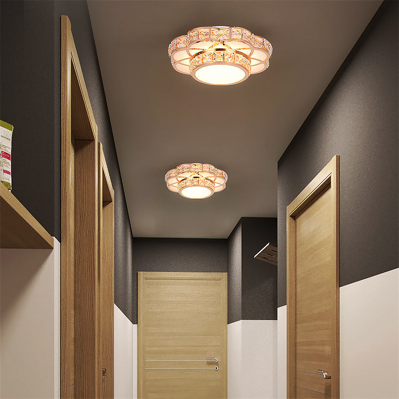 Plafonnier LED cristal design au style élégant sur plafond moderne, idéal pour décorer les intérieurs contemporains.