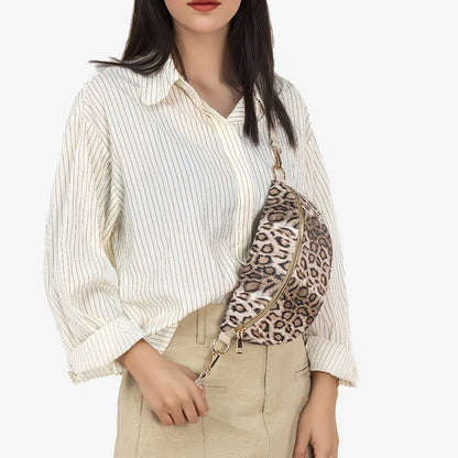 Femme portant un sac banane tendance femme à motif léopard, accessoire moderne pour un style décontracté